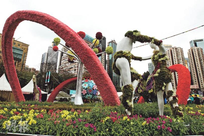 康文署嘅大型花壇中央有一棵「生命樹」,下面鋪滿今年嘅主題花「洋彩雀」,象徵香港人喺唔同藝術文化領域不斷開闢新路。(李紹昌攝)連日落雨有可能破壞咗花卉嘅美態,不過大會話唔怕,因為預留咗一啲後備花,有需要時可以換咗佢。(李紹昌攝)雖然呢幾日又凍又落雨,花展委員會主席柯慧兒話唔少市民都好期待一年一度嘅花展,相信入場人次可以維持50多萬。(李紹昌攝) 康文署嘅大型花壇中央有一棵「生命樹」,下面鋪滿今年嘅主題花「洋彩雀」,象徵香港人喺唔同藝術文化領域不斷開闢新路。(李紹昌攝)連日落雨有可能破壞咗花卉嘅美態,不過大會話唔怕,因為預留咗一啲後備花,有需要時可以換咗佢。(李紹昌攝)雖然呢幾日又凍又落雨,花展委員會主席柯慧兒話唔少市民都好期待一年一度嘅花展,相信入場人次可以維持50多萬。(李紹昌攝)