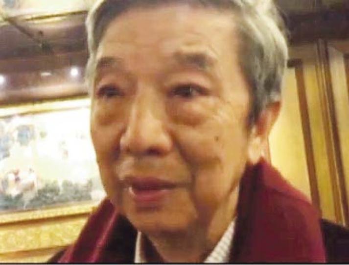 港區全國政協委員王國強捲入開會睇三級片傳聞,佢堅持所謂怪聲只係手機收到信息而發出,但佢拒絕向記者展示手機相關聲響,認為無必要咁做。(明報記者攝) 港區全國政協委員王國強捲入開會睇三級片傳聞,佢堅持所謂怪聲只係手機收到信息而發出,但佢拒絕向記者展示手機相關聲響,認為無必要咁做。(明報記者攝)