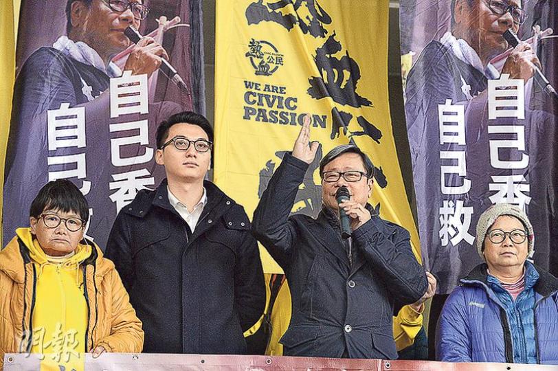 立法會議員黃毓民(右二)因在立法會以玻璃杯擲向特首梁振英方向,被控普通襲擊罪,昨由「四眼哥哥」鄭錦滿(左二)等陪同抵達法院。(馮凱鍵攝)「保衛香港運動」及「同心護港」昨在法院門外示威,稱黃毓民在議會使用暴力,荼毒青少年,要求法官判處阻嚇刑罰。(馮凱鍵攝) 立法會議員黃毓民(右二)因在立法會以玻璃杯擲向特首梁振英方向,被控普通襲擊罪,昨由「四眼哥哥」鄭錦滿(左二)等陪同抵達法院。(馮凱鍵攝)「保衛香港運動」及「同心護港」昨在法院門外示威,稱黃毓民在議會使用暴力,荼毒青少年,要求法官判處阻嚇刑罰。(馮凱鍵攝)
