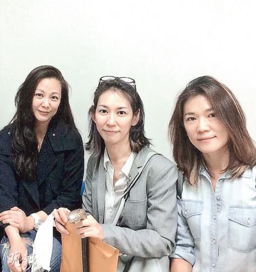 王馨平(左)與兩個妹妹團結一致,全心全意照顧爸爸。(微博圖片) 王馨平(左)與兩個妹妹團結一致,全心全意照顧爸爸。(微博圖片)