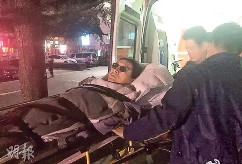 黃安昨日凌晨返抵台北後,不久在微博上傳自己在北京醫院轉乘救護車準備回台的照片。(微博圖片) 黃安昨日凌晨返抵台北後,不久在微博上傳自己在北京醫院轉乘救護車準備回台的照片。(微博圖片)