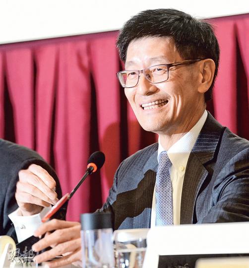 港鐵行政總裁梁國權表示,港鐵在2015年度的股東回報率只有6.5%,比2014年度低,比其他在港上市的公用股低。(劉焌陶攝) 港鐵行政總裁梁國權表示,港鐵在2015年度的股東回報率只有6.5%,比2014年度低,比其他在港上市的公用股低。(劉焌陶攝)