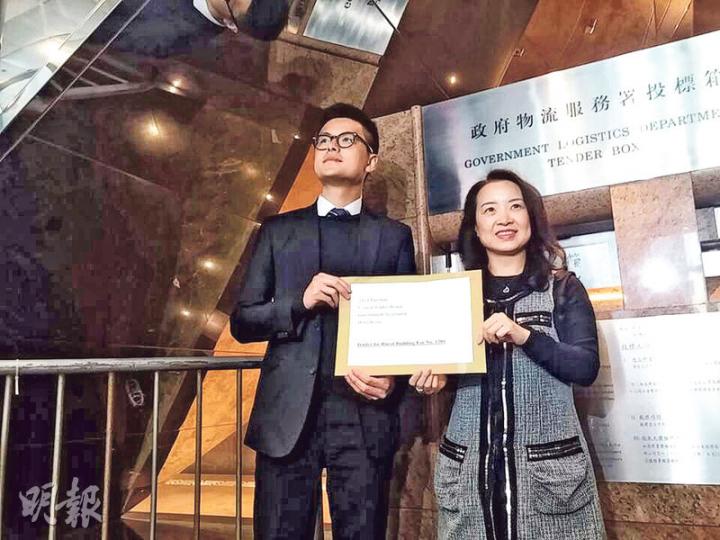 赤柱黃麻角道海景地昨日截標,多家發展商到場遞交標書,其中去年成功以14.7億元投得馬鞍山落禾沙里地皮的中信泰富,昨日亦有派代表到場入標。(劉詠怡攝) 赤柱黃麻角道海景地昨日截標,多家發展商到場遞交標書,其中去年成功以14.7億元投得馬鞍山落禾沙里地皮的中信泰富,昨日亦有派代表到場入標。(劉詠怡攝)