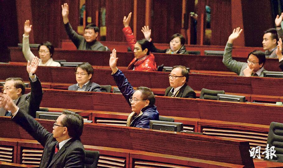 立法會財務委員會昨通過廣深港高鐵香港段196億元追加撥款,代主席陳鑑林在泛民議員離開座位時宣布就撥款表決,混亂中有建制派議員未及舉手,亦有議員「舉錯手」。陳鑑林採用不記名方式投票,只需議員舉手表態便可,所以想知道誰支持撥款令高鐵項目可以繼續進行,就只能靠相片或影片「認住呢班人」。泛民批評陳鑑林的做法違反議事規則,稱將就表決結果提出司法覆核。(楊柏賢攝) 立法會財務委員會昨通過廣深港高鐵香港段196億元追加撥款,代主席陳鑑林在泛民議員離開座位時宣布就撥款表決,混亂中有建制派議員未及舉手,亦有議員「舉錯手」。陳鑑林採用不記名方式投票,只需議員舉手表態便可,所以想知道誰支持撥款令高鐵項目可以繼續進行,就只能靠相片或影片「認住呢班人」。泛民批評陳鑑林的做法違反議事規則,稱將就表決結果提出司法覆核。(楊柏賢攝)