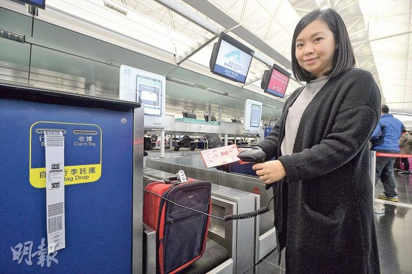 機場下月起會引入20個自助行李託運櫃位,4間航空公司會率先應用,以後旅客在自助櫃位掃描登機證,就可自行列印行李標籤,託運行李,過程可於1分鐘內完成。(馮凱鍵攝)機管局行政總裁林天福(右)昨向傳媒示範使用流動登機櫃位,機場最快4月先引入6部。(馮凱鍵攝) 機場下月起會引入20個自助行李託運櫃位,4間航空公司會率先應用,以後旅客在自助櫃位掃描登機證,就可自行列印行李標籤,託運行李,過程可於1分鐘內完成。(馮凱鍵攝)機管局行政總裁林天福(右)昨向傳媒示範使用流動登機櫃位,機場最快4月先引入6部。(馮凱鍵攝)