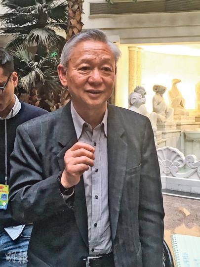 前保安局長、港區人大代表李少光在北京談及旺角大衝突時,批評有人把責任推卸在特首梁振英身上,「話是梁振英逼出來,是強詞奪理」,強調即使對政府不滿,都不能訴諸暴力。(楊康琪攝) 前保安局長、港區人大代表李少光在北京談及旺角大衝突時,批評有人把責任推卸在特首梁振英身上,「話是梁振英逼出來,是強詞奪理」,強調即使對政府不滿,都不能訴諸暴力。(楊康琪攝)