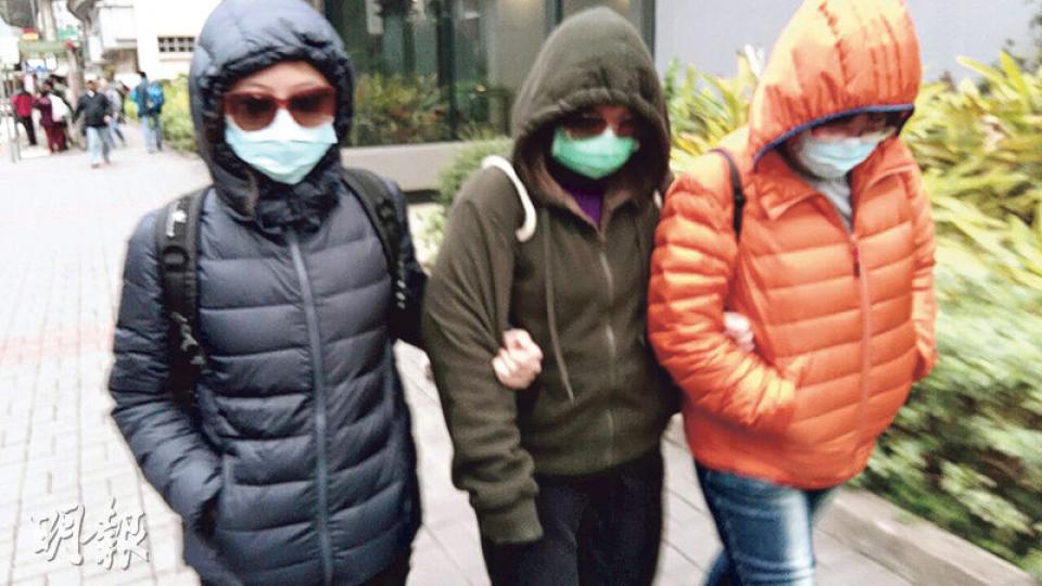 兩名被告楊麗芬(左)、黃玉蓮(中)昨日中午簽保後,一直留在法院內,至下午約5時才戴上墨鏡和口罩,離開觀塘裁判法院。(鄧力行攝) 兩名被告楊麗芬(左)、黃玉蓮(中)昨日中午簽保後,一直留在法院內,至下午約5時才戴上墨鏡和口罩,離開觀塘裁判法院。(鄧力行攝)