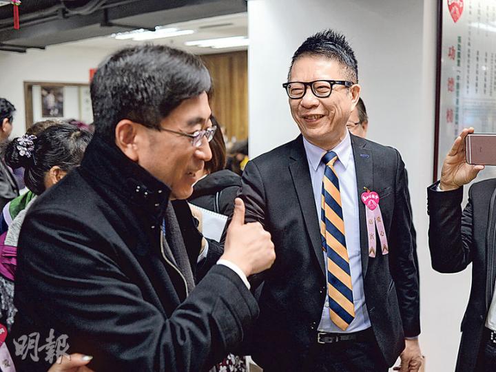 亞視前執董葉家寶(右)稱,相信新投資者司榮彬努力令亞視能繼續營運,但期望可能與現實有距離。其出任行政總裁的協盛協豐早前通過借貸3億元予亞視,他稱會在適當時候公布進展,又期望該筆資金到位後,優先支付員工及前員工的欠薪及遣散費。左為一同出席活動的食物及衛生局長高永文。(鍾林枝攝)約10名亞視前員工昨在職工盟立法會議員李卓人及公民黨楊岳橋陪同下,與勞工處及臨時清盤人德勤的代表會面,促勞工處盡快發放破欠基金,以及刑事檢控亞視股東代表何子慧欠薪。(李紹昌攝) 亞視前執董葉家寶(右)稱,相信新投資者司榮彬努力令亞視能繼續營運,但期望可能與現實有距離。其出任行政總裁的協盛協豐早前通過借貸3億元予亞視,他稱會在適當時候公布進展,又期望該筆資金到位後,優先支付員工及前員工的欠薪及遣散費。左為一同出席活動的食物及衛生局長高永文。(鍾林枝攝)約10名亞視前員工昨在職工盟立法會議員李卓人及公民黨楊岳橋陪同下,與勞工處及臨時清盤人德勤的代表會面,促勞工處盡快發放破欠基金,以及刑事檢控亞視股東代表何子慧欠薪。(李紹昌攝)