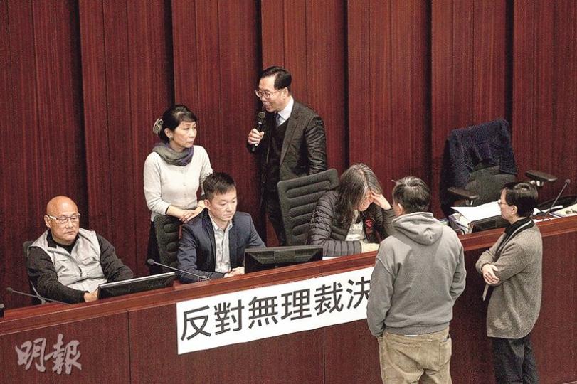 財委會上10多名泛民議員高舉「反對無理裁決」及「高鐵八問無回應」標語離開座位,人民力量陳志全(席上中)、陳偉業(席上左)及梁國雄(席上右)更坐上主席台抗議,令陳健波(後方持咪者)「無位坐」。(李紹昌攝) 財委會上10多名泛民議員高舉「反對無理裁決」及「高鐵八問無回應」標語離開座位,人民力量陳志全(席上中)、陳偉業(席上左)及梁國雄(席上右)更坐上主席台抗議,令陳健波(後方持咪者)「無位坐」。(李紹昌攝)