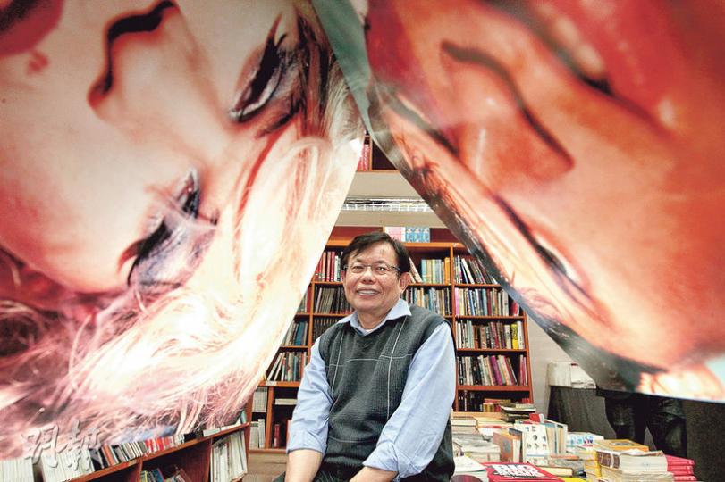 20歲經營競成貿易行有限公司,出版及代理設計書籍雜誌及用品,不經不覺已42年,陳達人嘆道,人們愛上網找免費設計素材,減少買參考書及刊物,令書務銷售在5年間大跌七成,加上政治因素,他決定撤出內地及香港市場,結束相關業務。(李紹昌攝) 20歲經營競成貿易行有限公司,出版及代理設計書籍雜誌及用品,不經不覺已42年,陳達人嘆道,人們愛上網找免費設計素材,減少買參考書及刊物,令書務銷售在5年間大跌七成,加上政治因素,他決定撤出內地及香港市場,結束相關業務。(李紹昌攝)