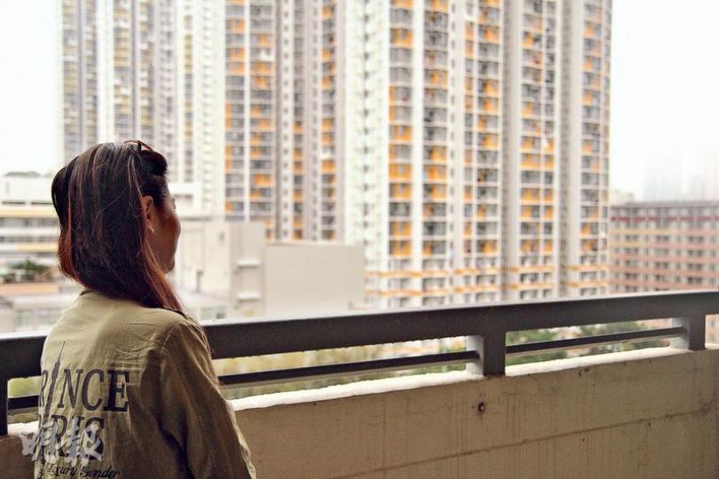 曾經兩度自殺的阿詩(圖),回望往事自責「對不起媽媽」,亦慶幸當年獲救,訪問時提及現時生活也流露出滿足的笑容。(林樂軒攝) 曾經兩度自殺的阿詩(圖),回望往事自責「對不起媽媽」,亦慶幸當年獲救,訪問時提及現時生活也流露出滿足的笑容。(林樂軒攝)