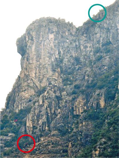 男子從獅子山脊近「獅子背」附近(綠圈)墮下逾百米山崖,消防事後到場拯救(紅圈)。(鄧宗弘攝)一名男子昨獨自在獅子山頂的「獅頭」及「獅尾」之間崖邊取景拍照時,疑失足墮崖死亡,事後警員在墮崖位置拉起封鎖線。(樊銳昌攝) 男子從獅子山脊近「獅子背」附近(綠圈)墮下逾百米山崖,消防事後到場拯救(紅圈)。(鄧宗弘攝)一名男子昨獨自在獅子山頂的「獅頭」及「獅尾」之間崖邊取景拍照時,疑失足墮崖死亡,事後警員在墮崖位置拉起封鎖線。(樊銳昌攝)