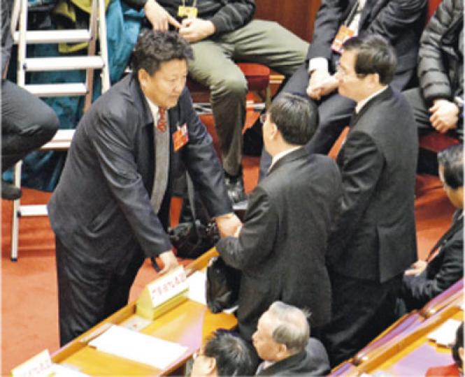 西藏林芝市長旺堆(左)特意走到廣東團座位,與廣東省長朱小丹(背對站立者中)、廣東常務副省長徐少華(背對站立者右)談援藏建設旅遊區,想邀請廣東省領導到當地考察。(明報記者攝)黑龍江省長陸昊(左一)近日深受煤礦工人安置問題困擾,昨日出席大會時,與另一煤礦大省山西省長李小鵬(右一)密斟。(明報記者攝) 西藏林芝市長旺堆(左)特意走到廣東團座位,與廣東省長朱小丹(背對站立者中)、廣東常務副省長徐少華(背對站立者右)談援藏建設旅遊區,想邀請廣東省領導到當地考察。(明報記者攝)黑龍江省長陸昊(左一)近日深受煤礦工人安置問題困擾,昨日出席大會時,與另一煤礦大省山西省長李小鵬(右一)密斟。(明報記者攝)