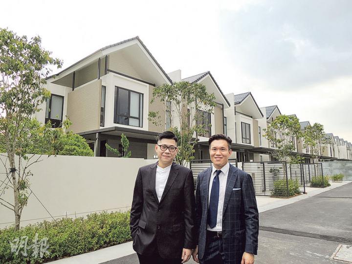 E&O 營運總經理Benjamin Ong(右)稱,集團在依斯干達美迪尼發展的住宅項目Avira,洋房入場費約324萬元。(張美婷攝) E&O 營運總經理Benjamin Ong(右)稱,集團在依斯干達美迪尼發展的住宅項目Avira,洋房入場費約324萬元。(張美婷攝)