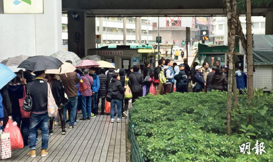 往柴灣墳場的18M專線小巴位於柴灣港鐵站外的小巴站,昨早有逾百人排隊候車,有市民稱要冒雨等候兩三個小時才能登車。(張嘉雯攝)大批市民昨冒雨提前半個月上山拜祭先人,昨日和合石墳場一帶顯得人頭湧湧。(林智傑攝) 往柴灣墳場的18M專線小巴位於柴灣港鐵站外的小巴站,昨早有逾百人排隊候車,有市民稱要冒雨等候兩三個小時才能登車。(張嘉雯攝)大批市民昨冒雨提前半個月上山拜祭先人,昨日和合石墳場一帶顯得人頭湧湧。(林智傑攝)