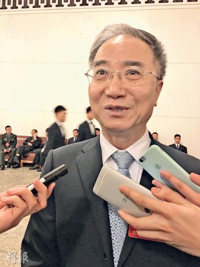身兼全國政協委員的基本法委員會委員饒戈平,昨於北京人民大會堂見記者,講解一地兩檢,其間有工作人員提醒饒盡快返回會議廳開會,不要再跟記者說話。(楊康琪攝) 身兼全國政協委員的基本法委員會委員饒戈平,昨於北京人民大會堂見記者,講解一地兩檢,其間有工作人員提醒饒盡快返回會議廳開會,不要再跟記者說話。(楊康琪攝)