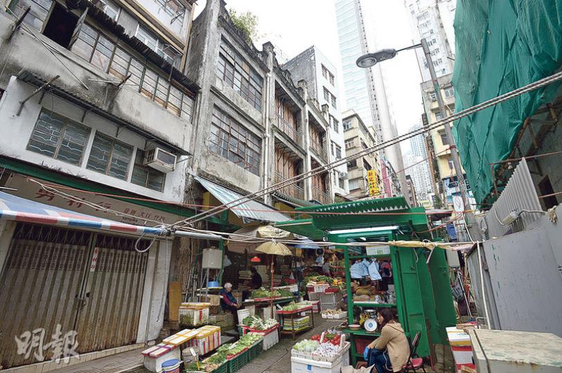 在嘉咸街重建計劃中,市建局主動提出營造全港首條「老店街」,當中這3幢戰前唐樓當年依嘉咸街斜度而建,雖未獲古諮會評級,卻仍獲市建局主動保留建築立面,擬成為「老店街」其中一端。(楊柏賢攝)中大地理與資源管理學系副系主任伍美琴比較台灣寶藏巖及香港嘉咸街發展,成為首名華人學者奪歐洲「最佳論文獎」,她認為建制內外「裏應外合」才能改善舊區重建,並冀政府牽頭推動社區規劃,避免重建清拆後始發現箇中古物。(陳淑安攝) 在嘉咸街重建計劃中,市建局主動提出營造全港首條「老店街」,當中這3幢戰前唐樓當年依嘉咸街斜度而建,雖未獲古諮會評級,卻仍獲市建局主動保留建築立面,擬成為「老店街」其中一端。(楊柏賢攝)中大地理與資源管理學系副系主任伍美琴比較台灣寶藏巖及香港嘉咸街發展,成為首名華人學者奪歐洲「最佳論文獎」,她認為建制內外「裏應外合」才能改善舊區重建,並冀政府牽頭推動社區規劃,避免重建清拆後始發現箇中古物。(陳淑安攝)