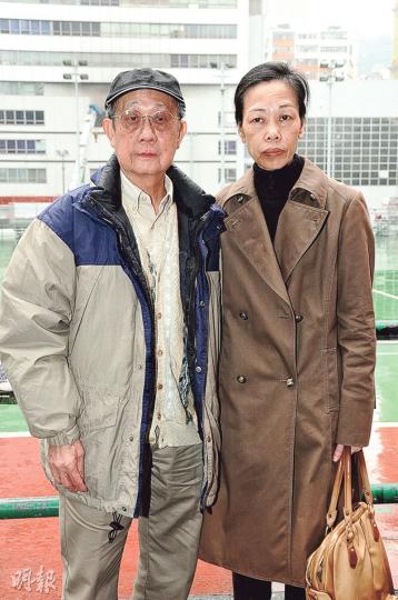 盧大偉太太(右)與丁羽一起出席「盧David教室同學會」舉辦的足球賽。(攝影:鍾偉茵) 盧大偉太太(右)與丁羽一起出席「盧David教室同學會」舉辦的足球賽。(攝影:鍾偉茵)