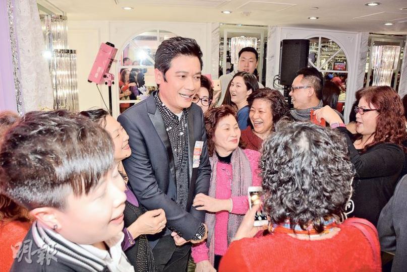 羅嘉良被女士爭相要求合照,果然是「師奶殺手」。(攝影:梁榮達)薛家燕表示找不到該批珠寶會報警。(攝影:梁榮達) 羅嘉良被女士爭相要求合照,果然是「師奶殺手」。(攝影:梁榮達)薛家燕表示找不到該批珠寶會報警。(攝影:梁榮達)