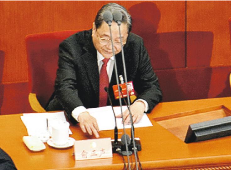 全國政協主席俞正聲出中指按表決器。(明報記者攝) 全國政協主席俞正聲出中指按表決器。(明報記者攝)