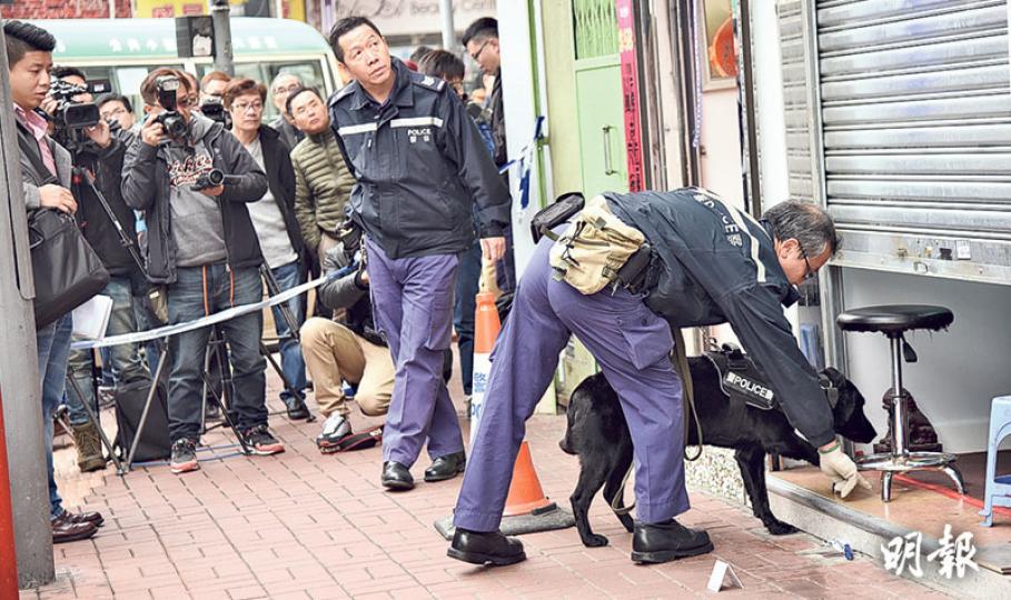 劫殺案發生後,警方封鎖找換店調查及召來追蹤犬協助蒐證,其間有途人駐足圍觀。(鍾炳然攝)大埔昨發生找換店恐怖劫殺案,現場留下兇徒逃走時的血鞋印,由找換店內一直伸至街外10多米長。事後警員封鎖現場,及以紙牌作標記調查。(鍾炳然攝)找換店遺下兇徒的血鞋印,由店內一直延伸至店外10多米行人路。(鍾炳然攝)發生劫殺案的大埔運頭街中匯找換店,屬死者妻子物業。(鍾炳然攝) 劫殺案發生後,警方封鎖找換店調查及召來追蹤犬協助蒐證,其間有途人駐足圍觀。(鍾炳然攝)大埔昨發生找換店恐怖劫殺案,現場留下兇徒逃走時的血鞋印,由找換店內一直伸至街外10多米長。事後警員封鎖現場,及以紙牌作標記調查。(鍾炳然攝)找換店遺下兇徒的血鞋印,由店內一直延伸至店外10多米行人路。(鍾炳然攝)發生劫殺案的大埔運頭街中匯找換店,屬死者妻子物業。(鍾炳然攝)