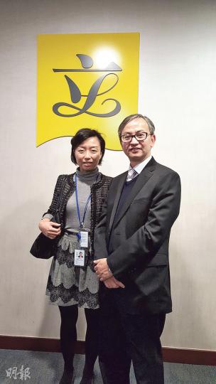 副創科局長鍾偉強(右)上任唔夠半個月,噚日首次出席立法會會議,政治助理梁淑寶(左)陪同到場,兩人透露該局會推出fb專頁,至於幾時推出,佢哋就叫記者拭目以待。(馬耀森攝) 副創科局長鍾偉強(右)上任唔夠半個月,噚日首次出席立法會會議,政治助理梁淑寶(左)陪同到場,兩人透露該局會推出fb專頁,至於幾時推出,佢哋就叫記者拭目以待。(馬耀森攝)