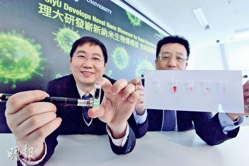理大應用物理學系副教授郝建華(右)稱,他手持的不同膠管承載不同的病毒樣本,現正研發一個檢測機器,當中包含多孔板承載各個膠管,可同一時間檢測不同膠管中病毒樣本的綠光含量,更準確地測出光量變化。(黃志東攝)當研究人員用手提式激光筆(右)照射測試樣本(左)時,樣本如圖中顯示綠光,即能判辨出樣本沒有對病毒呈陽性反應。(黃志東攝) 理大應用物理學系副教授郝建華(右)稱,他手持的不同膠管承載不同的病毒樣本,現正研發一個檢測機器,當中包含多孔板承載各個膠管,可同一時間檢測不同膠管中病毒樣本的綠光含量,更準確地測出光量變化。(黃志東攝)當研究人員用手提式激光筆(右)照射測試樣本(左)時,樣本如圖中顯示綠光,即能判辨出樣本沒有對病毒呈陽性反應。(黃志東攝)