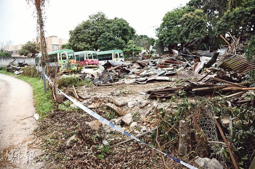 古洞村波樓路多間鐵皮屋昨被推土機剷平,住客事後返回昔日安樂窩,只見一片廢墟。(鍾炳然攝)古洞村住客事後報警求助,警員在現場一帶發現3輛推土機,惟涉事司機及工程人員已不知所終,警方懷疑與案件有關,拉起封鎖線調查。(鍾炳然攝)據姓黃男住客稱,1990年代起已有地產商要求收地,懷疑今次毁屋案與收地糾紛有關。(鍾炳然攝) 古洞村波樓路多間鐵皮屋昨被推土機剷平,住客事後返回昔日安樂窩,只見一片廢墟。(鍾炳然攝)古洞村住客事後報警求助,警員在現場一帶發現3輛推土機,惟涉事司機及工程人員已不知所終,警方懷疑與案件有關,拉起封鎖線調查。(鍾炳然攝)據姓黃男住客稱,1990年代起已有地產商要求收地,懷疑今次毁屋案與收地糾紛有關。(鍾炳然攝)
