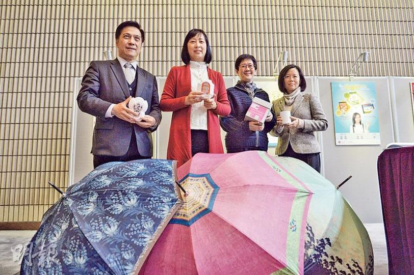 康文署長李美嫦(左二)昨介紹年度工作回顧與展望,被追問撤回與新世界合作優化尖沙嘴海濱是否與司法覆核有關,她只一再重申是參考了公眾諮詢的各持份者意見,未有直接回應。圖為康文署展示推出傘子等不同商品,推廣本地博物館及文化活動。(蘇智鑫攝) 康文署長李美嫦(左二)昨介紹年度工作回顧與展望,被追問撤回與新世界合作優化尖沙嘴海濱是否與司法覆核有關,她只一再重申是參考了公眾諮詢的各持份者意見,未有直接回應。圖為康文署展示推出傘子等不同商品,推廣本地博物館及文化活動。(蘇智鑫攝)