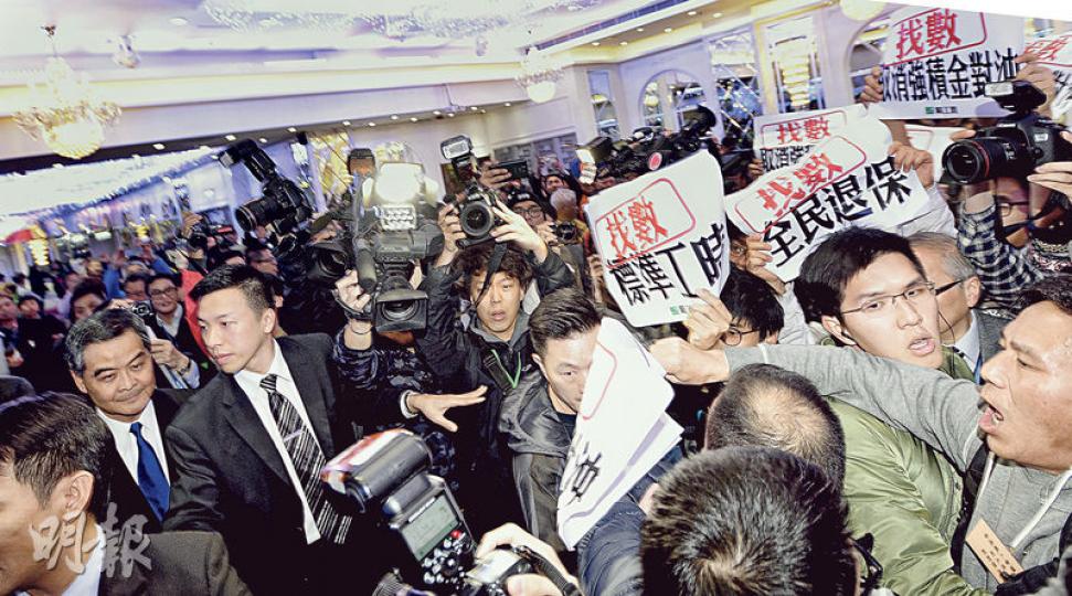 立法會選舉9月舉行,特首梁振英(左一)早前下達指示,要求各政策局匯報未來半年可能會引發爭議的工作項目,並提出應對方案。圖為他昨出席勞工界酒會,其間遇到職工盟成員抗議。(馮凱鍵攝) 立法會選舉9月舉行,特首梁振英(左一)早前下達指示,要求各政策局匯報未來半年可能會引發爭議的工作項目,並提出應對方案。圖為他昨出席勞工界酒會,其間遇到職工盟成員抗議。(馮凱鍵攝)