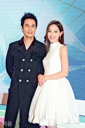 鄭嘉穎與女友陳凱琳全程「放閃」曬恩愛，寓工作於拍拖。（攝影﹕陳釗、鍾偉茵）鄭嘉穎與陳凱琳親身演繹「你看着我，我看着你……」（攝影﹕陳釗、鍾偉茵）黃宗澤（中）被夾在翠如（左）與蕭正楠（右）中間好尷尬。（攝影﹕陳釗、鍾偉茵）