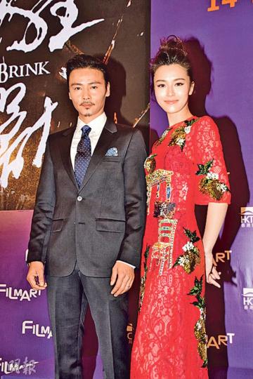 文詠珊以一襲鮮紅色透視長裙亮相,被張晉笑她穿得像出席婚宴一樣。(攝影:梁迺楠) 文詠珊以一襲鮮紅色透視長裙亮相,被張晉笑她穿得像出席婚宴一樣。(攝影:梁迺楠)