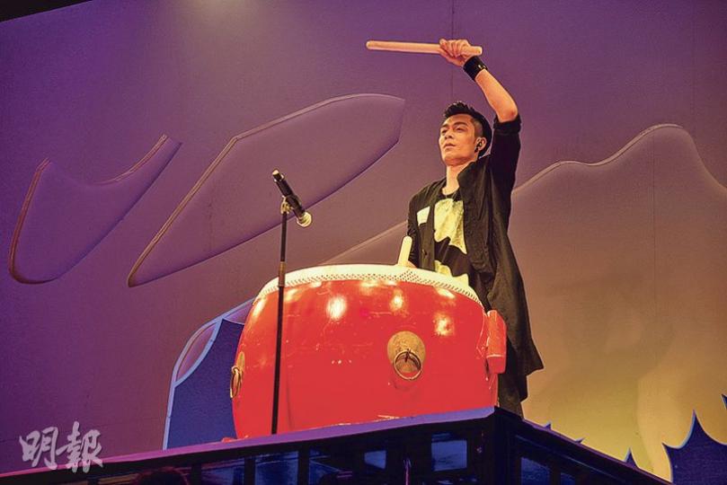 周柏豪演出打太鼓,他自爆練習時扭傷左肩膊,要忍痛演出。(攝影﹕鍾偉茵)穿性感Deep V上衣的吳雨霏,接受訪問時險些跌倒。(攝影﹕鍾偉茵) 周柏豪演出打太鼓,他自爆練習時扭傷左肩膊,要忍痛演出。(攝影﹕鍾偉茵)穿性感Deep V上衣的吳雨霏,接受訪問時險些跌倒。(攝影﹕鍾偉茵)