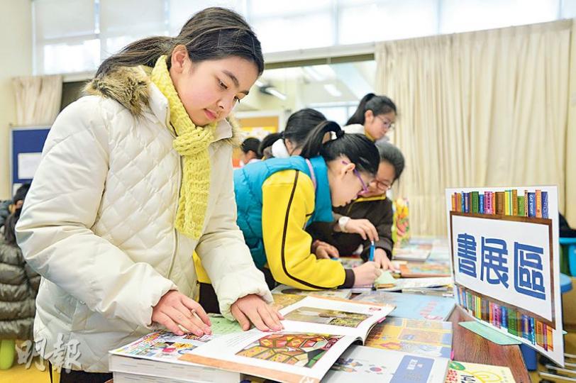 學生在Reading Party的展示區閱讀與教學主題相關的書籍。學校為了增強學生閱讀興趣,校園四周都設有閱讀的材料,圖書館更有「書伴我行」計劃的書櫃,又鼓勵學生於網上英語閱讀平台閱讀。(鄧宗弘攝)Cherry(圖左)(鄧宗弘攝) 學生在Reading Party的展示區閱讀與教學主題相關的書籍。學校為了增強學生閱讀興趣,校園四周都設有閱讀的材料,圖書館更有「書伴我行」計劃的書櫃,又鼓勵學生於網上英語閱讀平台閱讀。(鄧宗弘攝)Cherry(圖左)(鄧宗弘攝)