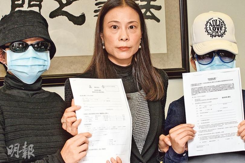 投訴人黃小姐(右),昨由區議員陳曼琪(中)陪伴,投訴聯合醫院急症室失誤,令其患腸胃炎的父親由急症室擔架牀上跌下,腦部受傷昏迷。(李紹昌攝) 投訴人黃小姐(右),昨由區議員陳曼琪(中)陪伴,投訴聯合醫院急症室失誤,令其患腸胃炎的父親由急症室擔架牀上跌下,腦部受傷昏迷。(李紹昌攝)