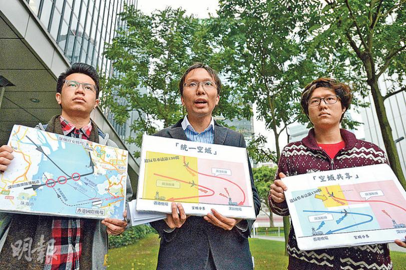 環保觸覺總幹事譚凱邦(中)表明很大可能提出上訴,他又建議全民抗爭,罷交機場建設費。(楊柏賢攝) 環保觸覺總幹事譚凱邦(中)表明很大可能提出上訴,他又建議全民抗爭,罷交機場建設費。(楊柏賢攝)