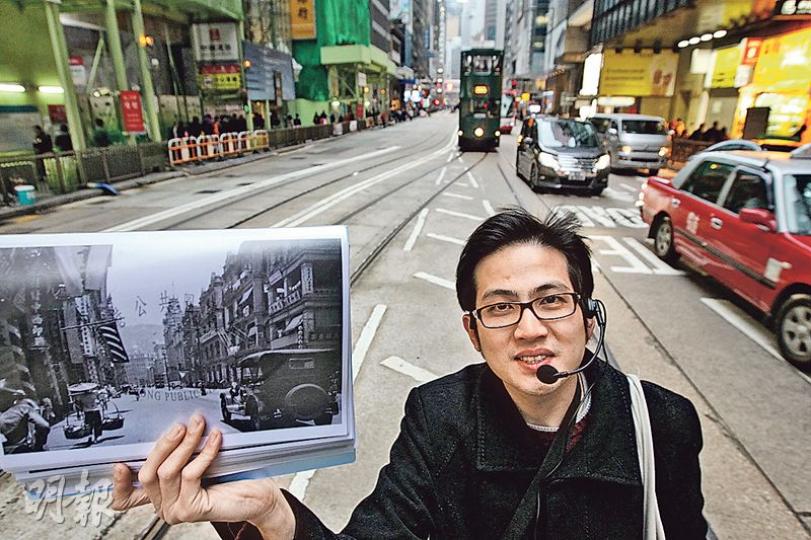 環團「健康空氣行動」昨與「活現香港」創辦人陳智遠(圖)與傳媒游走德輔道中,陳智遠展示多張舊照片,指該路段曾有寬闊空間供人行走,現時就經常嚴重塞車。(李紹昌攝) 環團「健康空氣行動」昨與「活現香港」創辦人陳智遠(圖)與傳媒游走德輔道中,陳智遠展示多張舊照片,指該路段曾有寬闊空間供人行走,現時就經常嚴重塞車。(李紹昌攝)