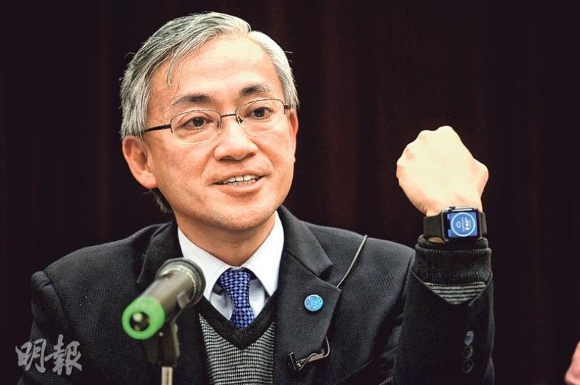 為增加發放渠道,天文台計劃將「我的天文台」手機應用程式擴展至智能手表,更新版本預計年中推出。天文台長岑智明(圖)昨在記者會上展示試驗中的智能手表界面。(鄧宗弘攝) 為增加發放渠道,天文台計劃將「我的天文台」手機應用程式擴展至智能手表,更新版本預計年中推出。天文台長岑智明(圖)昨在記者會上展示試驗中的智能手表界面。(鄧宗弘攝)