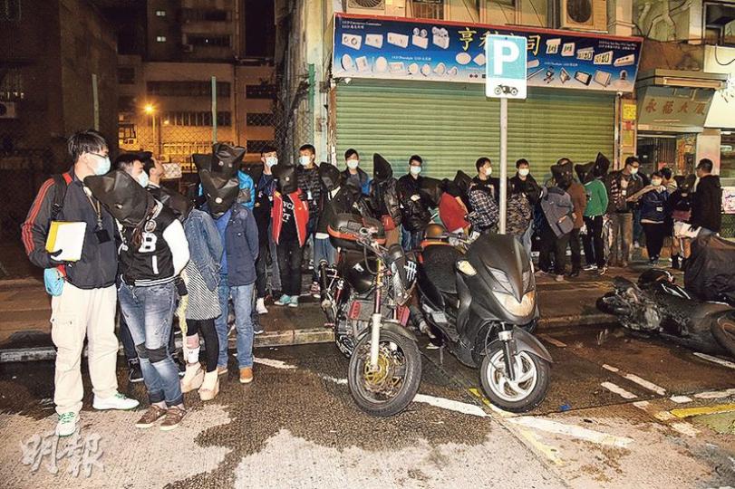 警方在旺角新填地街目標單位破獲毒品飯堂,拘捕21名男女。(蔡方山攝)警方掃毒期間,一名尼泊爾男子爬窗逃走,失足由一樓墮下受傷,送院治理。(蔡方山攝) 警方在旺角新填地街目標單位破獲毒品飯堂,拘捕21名男女。(蔡方山攝)警方掃毒期間,一名尼泊爾男子爬窗逃走,失足由一樓墮下受傷,送院治理。(蔡方山攝)