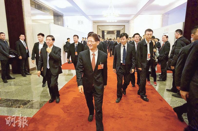 中央政法委書記孟建柱(前中)昨在全國人大閉幕式前慰問全國「兩會」保安組工作人員,本報記者拍攝時被工作人員呵斥「信不信我弄死你」。(明報記者攝) 中央政法委書記孟建柱(前中)昨在全國人大閉幕式前慰問全國「兩會」保安組工作人員,本報記者拍攝時被工作人員呵斥「信不信我弄死你」。(明報記者攝)