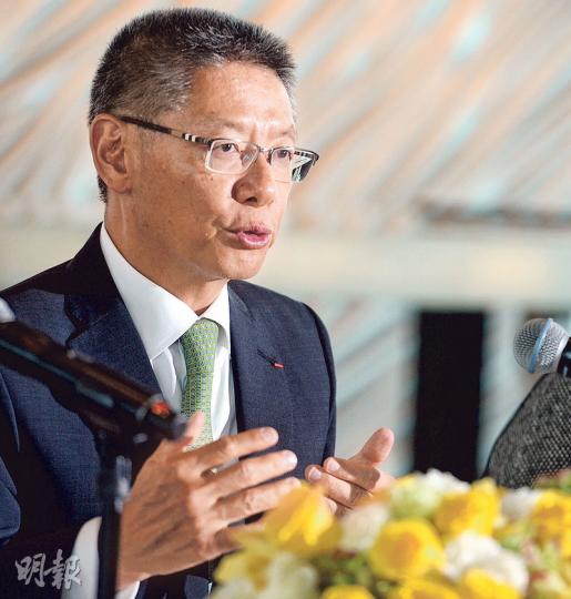 香港半島酒店去年收入下跌1%,行政總裁郭敬文表示,訪港旅客數目減少令房租受壓,惟強調酒店並非依賴內地旅客,重申不會以減價吸客。(劉焌陶攝) 香港半島酒店去年收入下跌1%,行政總裁郭敬文表示,訪港旅客數目減少令房租受壓,惟強調酒店並非依賴內地旅客,重申不會以減價吸客。(劉焌陶攝)