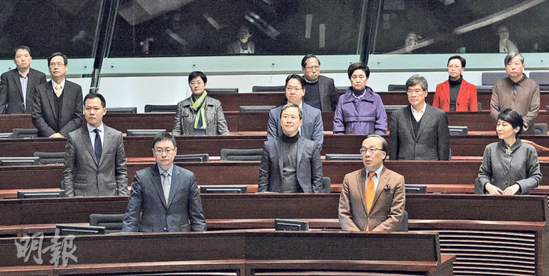 公民黨楊岳橋及工黨何秀蘭昨日在立法會大會上以呈請書方式,要求立法會成立調查委員會,調查年初一晚旺角衝突事件,獲24名泛民站立支持,但本屆會期只餘4個月,預料委員會在任期內能開展工作的機會極微。(郭慶輝攝) 公民黨楊岳橋及工黨何秀蘭昨日在立法會大會上以呈請書方式,要求立法會成立調查委員會,調查年初一晚旺角衝突事件,獲24名泛民站立支持,但本屆會期只餘4個月,預料委員會在任期內能開展工作的機會極微。(郭慶輝攝)