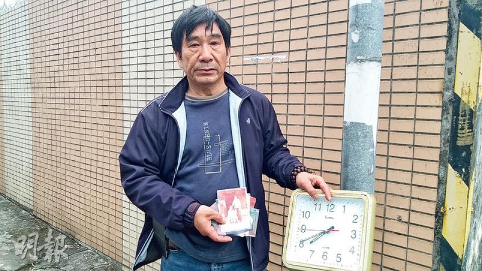 受強拆村屋的事主黃文化昨重返現場執拾個人物品,其間重拾家中的時鐘,發現定格於約7時40分。當天早上他正外出未返,直至收到鄰居電話才知道村屋被強拆。(林智傑攝)受強拆村屋影響之一的村民黃文化昨重返現場執拾個人物品,其親戚協助重整用作分隔地段、並已搖搖欲墜的鐵絲網。(蘇智鑫攝) 受強拆村屋的事主黃文化昨重返現場執拾個人物品,其間重拾家中的時鐘,發現定格於約7時40分。當天早上他正外出未返,直至收到鄰居電話才知道村屋被強拆。(林智傑攝)受強拆村屋影響之一的村民黃文化昨重返現場執拾個人物品,其親戚協助重整用作分隔地段、並已搖搖欲墜的鐵絲網。(蘇智鑫攝)