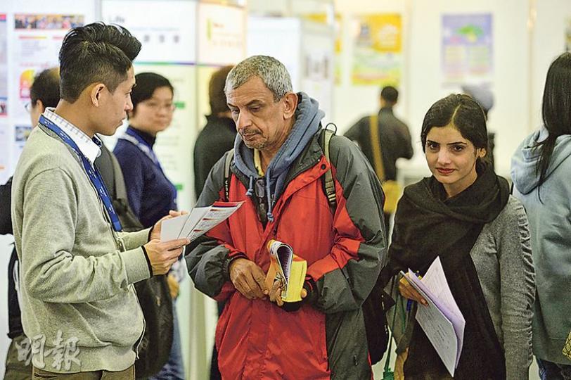 勞工處昨在灣仔舉辦招聘博覽會,提供約7000個就業空缺,協助少數族裔就業。(鄧宗弘攝) 勞工處昨在灣仔舉辦招聘博覽會,提供約7000個就業空缺,協助少數族裔就業。(鄧宗弘攝)