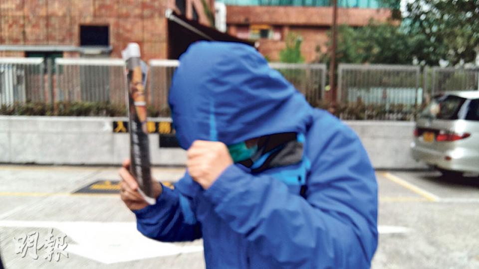 被控「作出屬誤導性遺漏的營業行為」罪的明思設計集團有限公司董事林沛泉(圖),昨在沙田裁判法院預審後,拉下風褸的帽並戴上口罩離開。(鄧力行攝) 被控「作出屬誤導性遺漏的營業行為」罪的明思設計集團有限公司董事林沛泉(圖),昨在沙田裁判法院預審後,拉下風褸的帽並戴上口罩離開。(鄧力行攝)