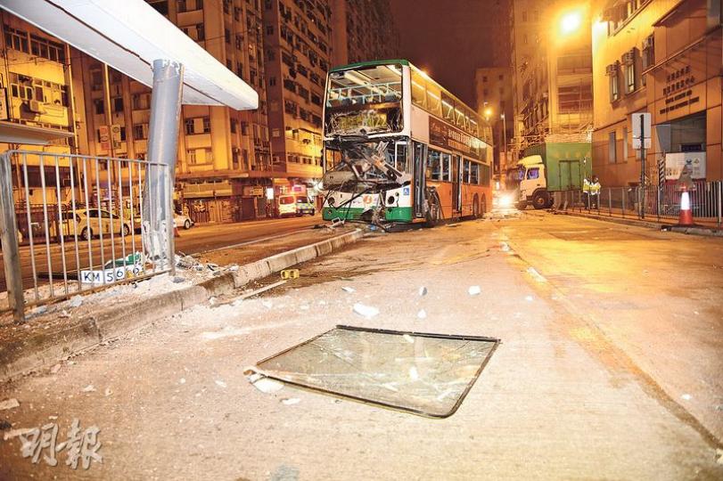 新巴撞向電車站後,車頭嚴重損毁,擋風玻璃飛脫,電車站的石屎柱亦撞至鋼筋外露,碎片滿地。(蔡方山攝) 新巴撞向電車站後,車頭嚴重損毁,擋風玻璃飛脫,電車站的石屎柱亦撞至鋼筋外露,碎片滿地。(蔡方山攝)