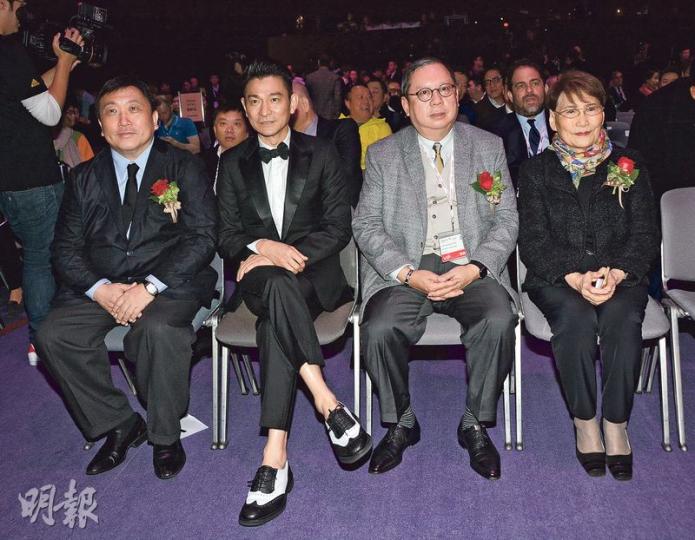 方逸華（右起）、林建岳、劉德華及王晶齊齊出席「旗艦影業」成立發布會。（攝影鎅O者：梁榮達）王祖藍（右）與李亞男表示暫時未想造人。（攝影鎅O者：梁榮達）馮德倫5月再執導，但不會參演。（攝影鎅O者：梁榮達）