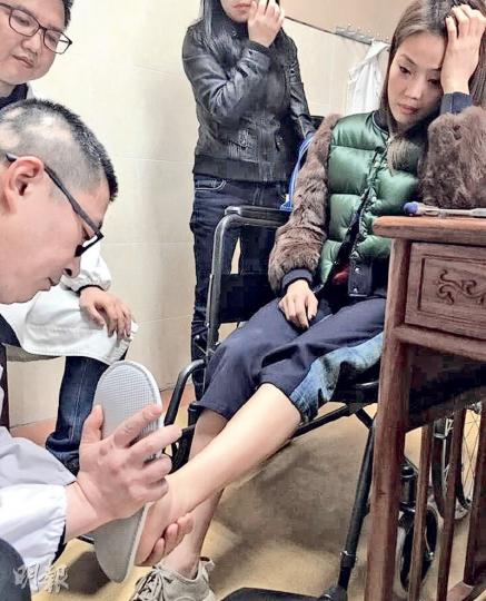 容祖兒接受醫師治療時，顯得沒精打采。（微博圖片）容祖兒為《我是歌手4》落力排舞不慎令韌帶受傷，還需要坐輪椅，形容自己是﹁我是受傷歌手」。（微博圖片）