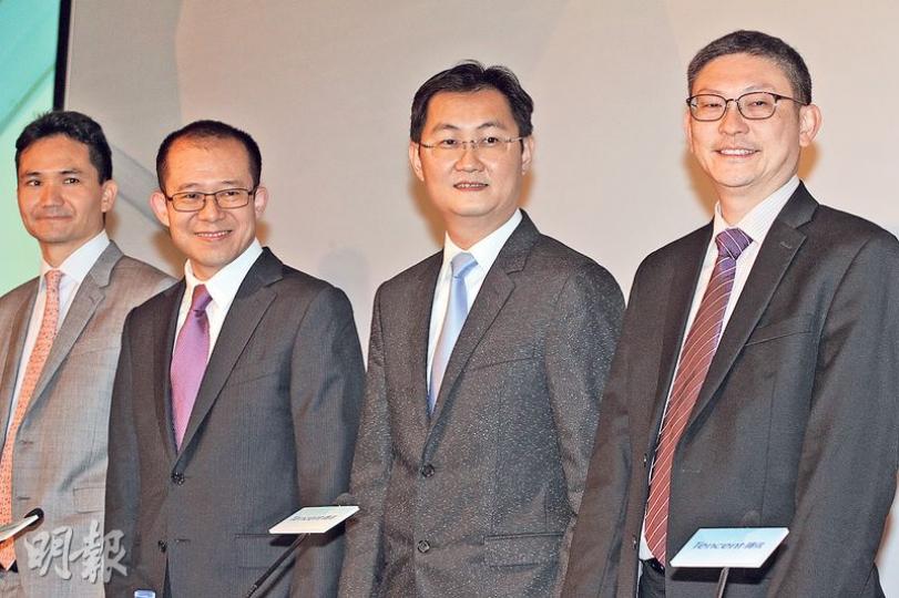 騰訊主席兼首席執行官馬化騰(右二)強調,QQ與微信為騰訊支柱,絕不可能分拆上市。其餘為首席戰略官James Mitchell(左一)、總裁劉熾平(左二)、首席財務官羅碩瀚(右一)。(李紹昌攝) 騰訊主席兼首席執行官馬化騰(右二)強調,QQ與微信為騰訊支柱,絕不可能分拆上市。其餘為首席戰略官James Mitchell(左一)、總裁劉熾平(左二)、首席財務官羅碩瀚(右一)。(李紹昌攝)