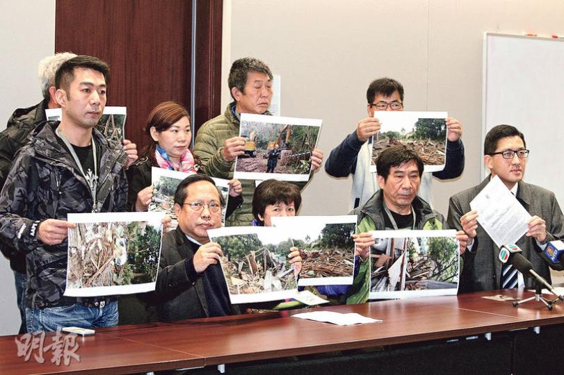 民主黨立法會議員何俊仁(前排左二)與古洞村民召開記者會,促當局嚴懲強拆者。住所被毁的黃文化(前排右二)發言時多次哽咽,慨嘆家園被破壞,無家可歸。(林俊源攝) 民主黨立法會議員何俊仁(前排左二)與古洞村民召開記者會,促當局嚴懲強拆者。住所被毁的黃文化(前排右二)發言時多次哽咽,慨嘆家園被破壞,無家可歸。(林俊源攝)